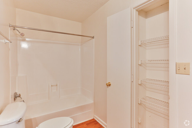 1BR,1BA_700 SF - bathroom - Foxcroft Apartments