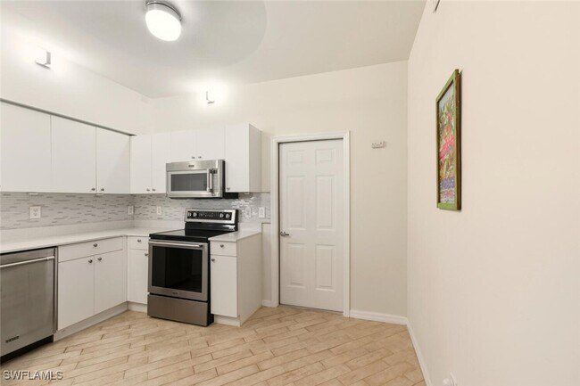 Building Photo - 636 Windsor Sq