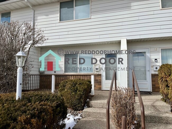 Building Photo - 3 bedroom Condo in ideal location