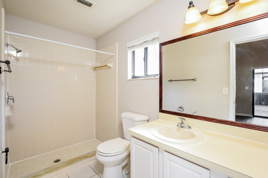 Building Photo - 1048 Vernon Loop