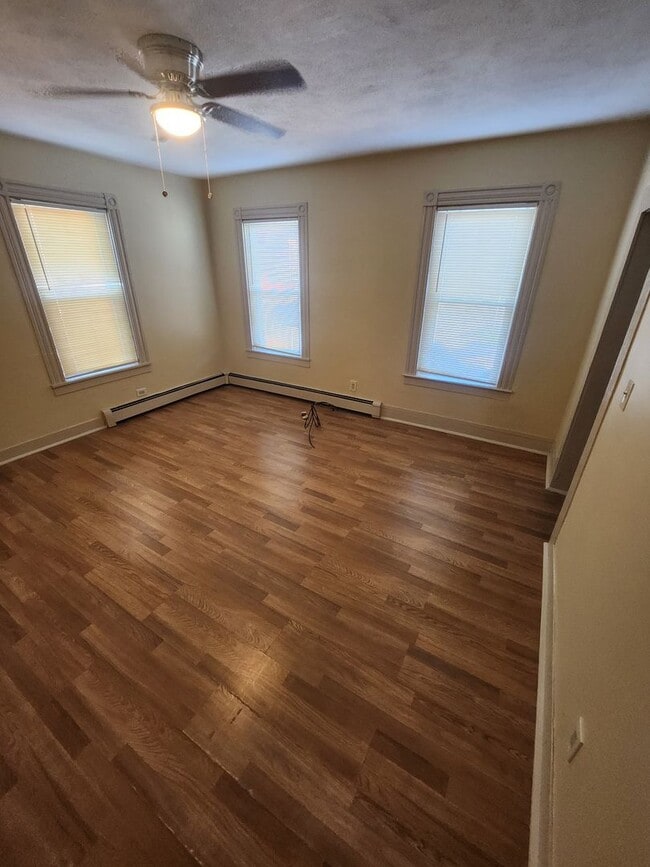 Building Photo - Single Family 4 Bd 2 Bath With Office and ...