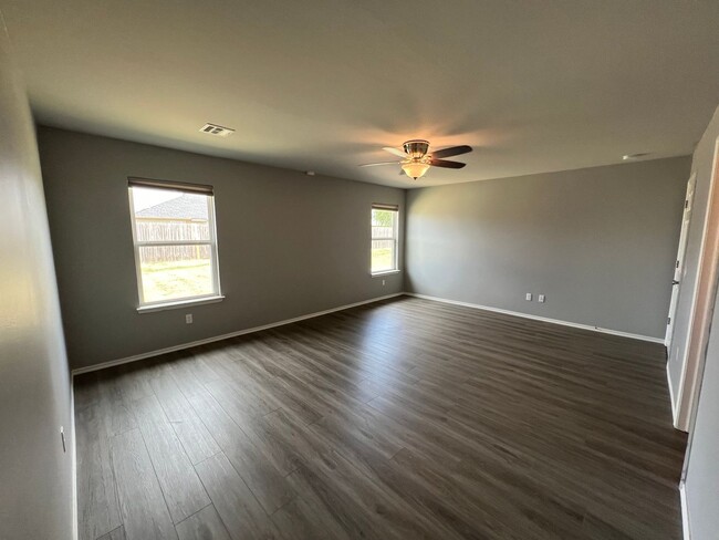 Building Photo - $500 OFF FIRST MONTHS RENT! Home with abov...