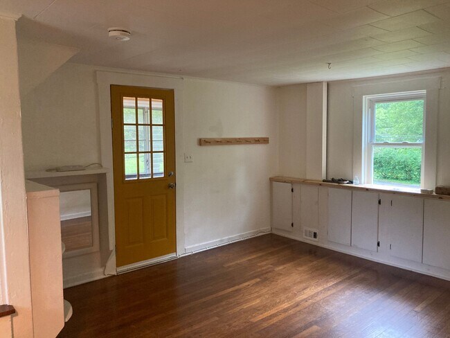 Building Photo - Charming 2 Bedroom/1.5 Bathroom Home in Cockeysville, MD!
