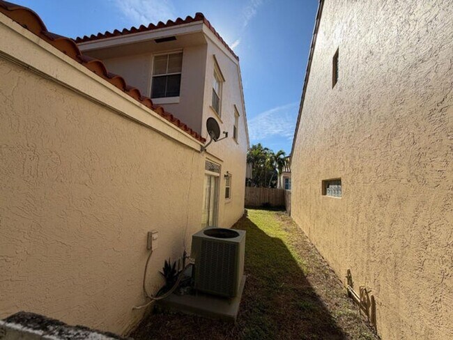 Building Photo - 3780 Amalfi Dr