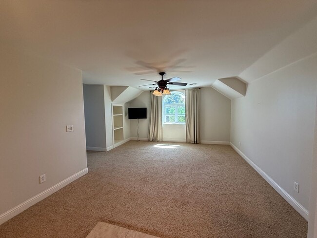 Building Photo - Stunning Seven Oaks Home!