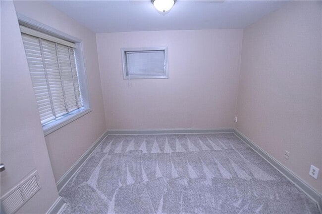 Building Photo - 417 10th St NE