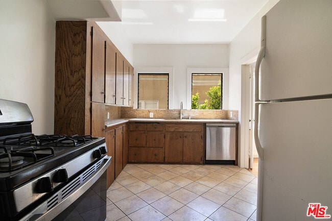 Building Photo - 170 1/2 S Sycamore Ave