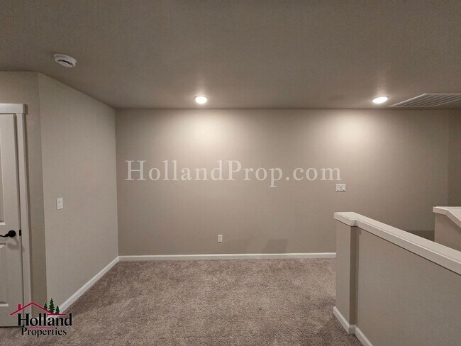 Building Photo - Charming 2-Bedroom, 2-Bath Home in a Prime Hillsboro Location *** Special offer of $150 on your f...