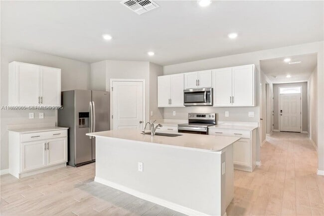 Building Photo - 1032 Champion Ave