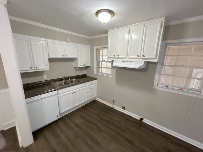 Building Photo - 1111 Robin Hood Ln