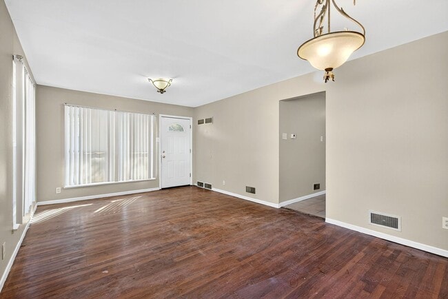 Building Photo - 3 Bedroom Ranch Style Home In Dellwood