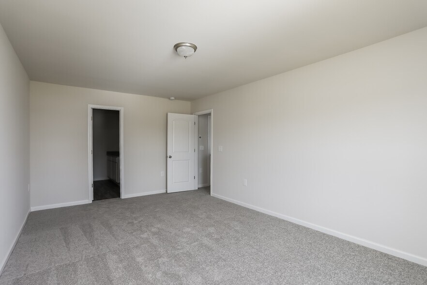 Building Photo - 2211 Samuel Ln