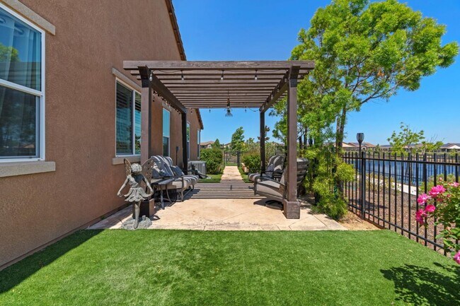 Building Photo - 377 Silver Ridge Dr