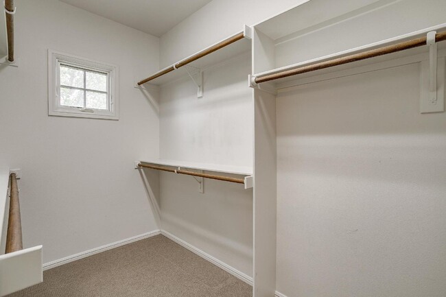 Building Photo - Spacious Townhome Steps Off Camp Bowie!