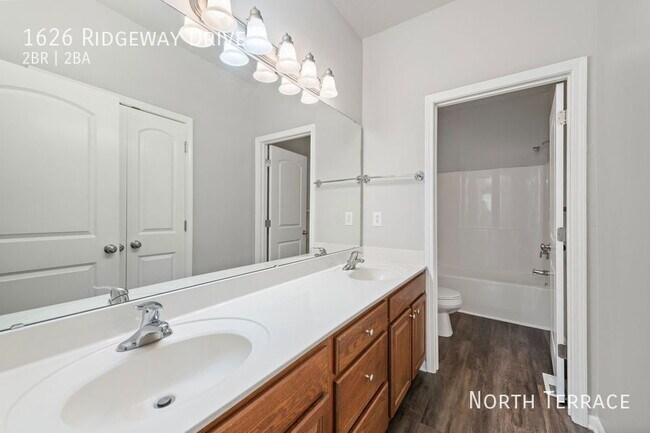 Building Photo - ? Gorgeous 2-Bedroom Townhome with a Huge ...