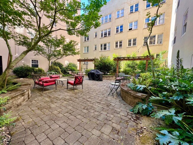 Building Photo - Historic Studio with Murphy Bed, Storage & Prime Alphabet District Location!