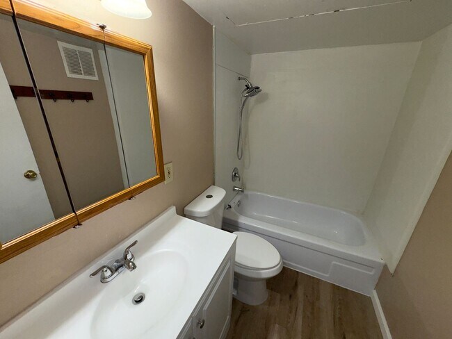 Building Photo - 1 Bedroom Condo close to UNLV & The Strip