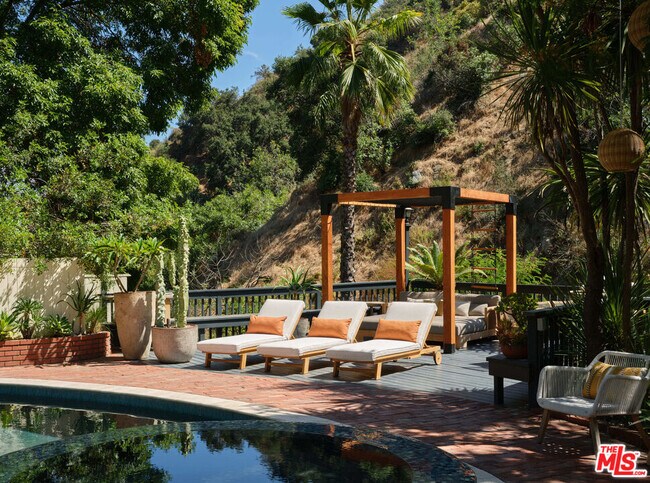 Building Photo - 2015 Nichols Canyon Rd