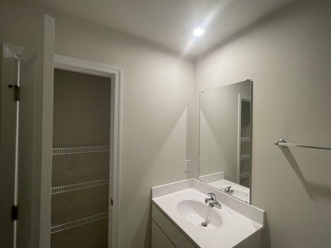 Building Photo - You’ve Got to See This Rental!