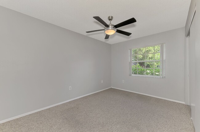 Building Photo - STUNNING 3 BEDROOM, 2 BATHROOM, 2 CAR GARAGE HOME LOCATED IN THE HIGHLY SOUGHT AFTER BRIARWOOD CO...