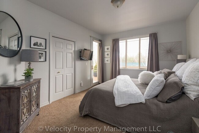 Building Photo - Beautiful Townhouse in Broken Top with Two...