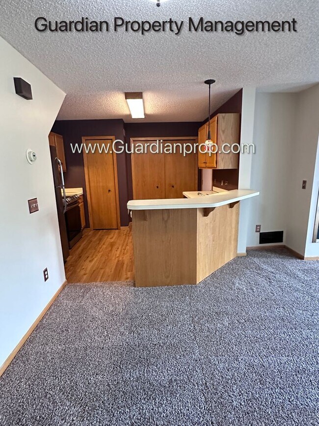 Building Photo - Apple Valley 2 Bedroom Town Home, Patio, Fireplace, 1 Car Garage, AC, New Carpet
