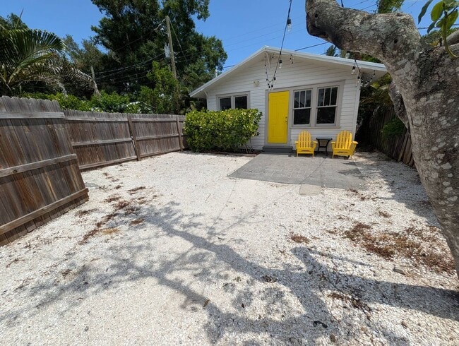 Building Photo - Adorable Rental in the Heart of Sarasota