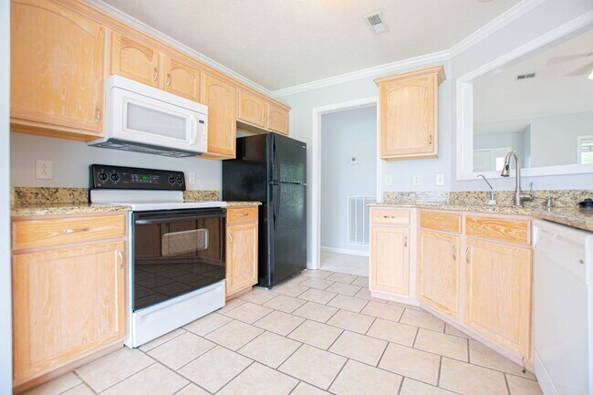 Building Photo - Three Bedroom with Bonus and Pool!