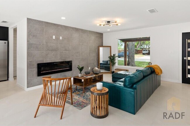 Building Photo - SPACIOUS 4 BED 3 BATH HOME FOR RENT!!!