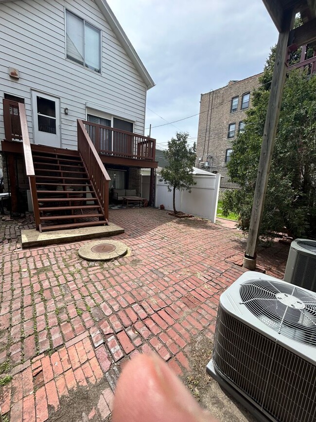 Building Photo - 863 W Lill Ave
