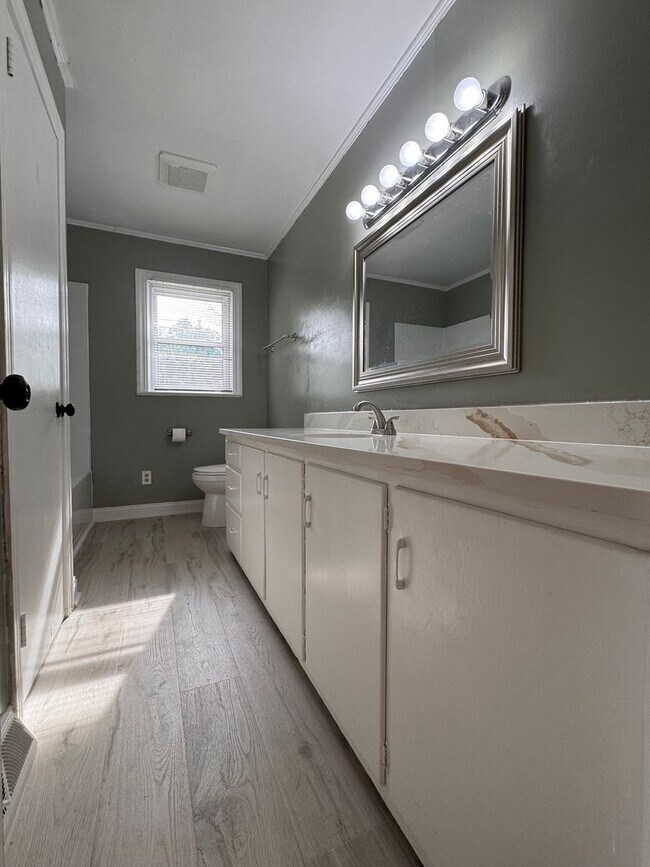 Building Photo - 3BR 1.5BA Brick Ranch in Lexington