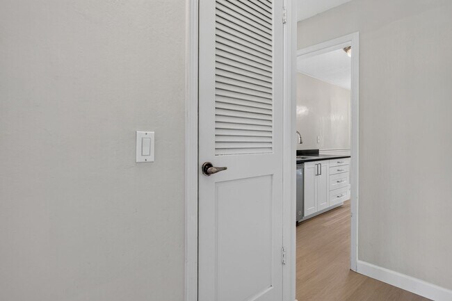 Building Photo - Beautifully Updated 2BR Condo with New Appliances & Community Pool