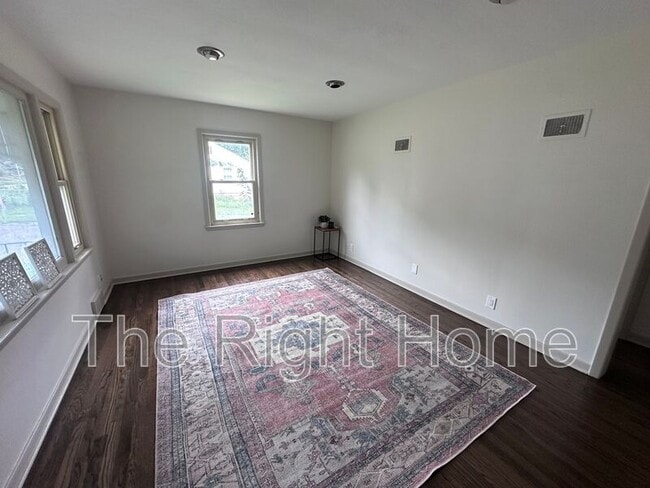 Building Photo - 600 S 48th St