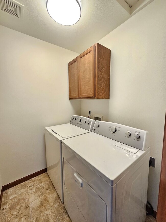 Building Photo - $2,200 -  3 Bed / 2.5 Bath Beautiful Spokane Valley House