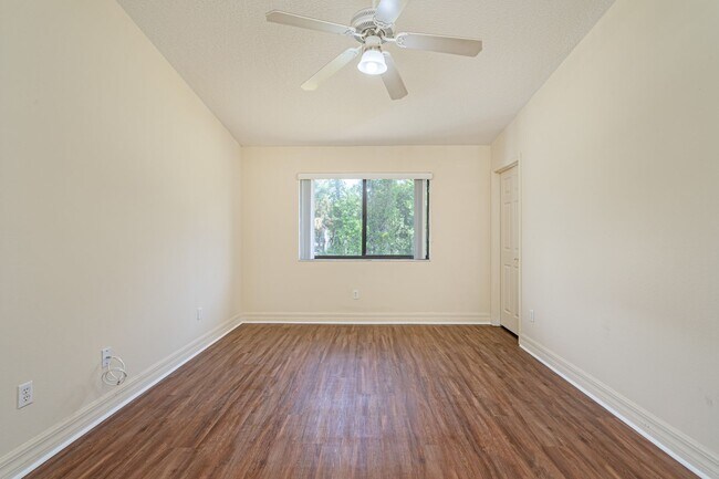 Building Photo - 2/2 Condo in Pelican Bay