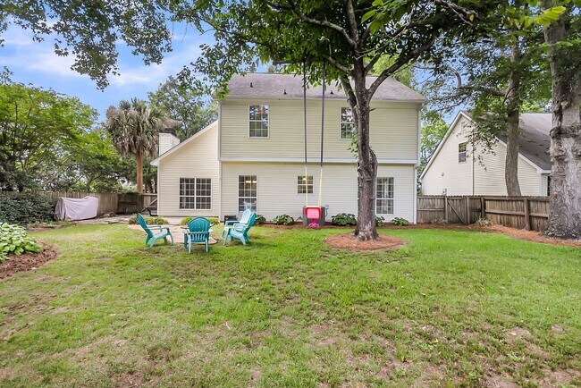Building Photo - Coastal Convenience in the Heart of Mount Pleasant