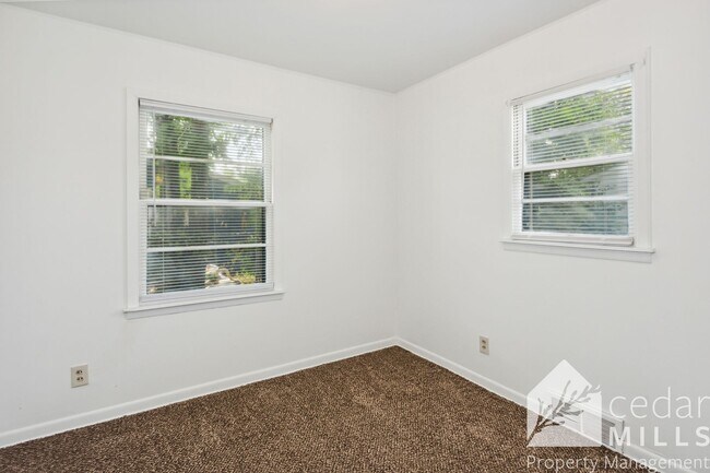 Building Photo - Super cute, updated 2 bedroom home