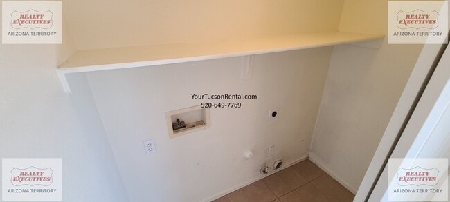 Building Photo - Valencia Rd & Headley Rd 3/2 - July move in special! - All tile floors and updated kitchen