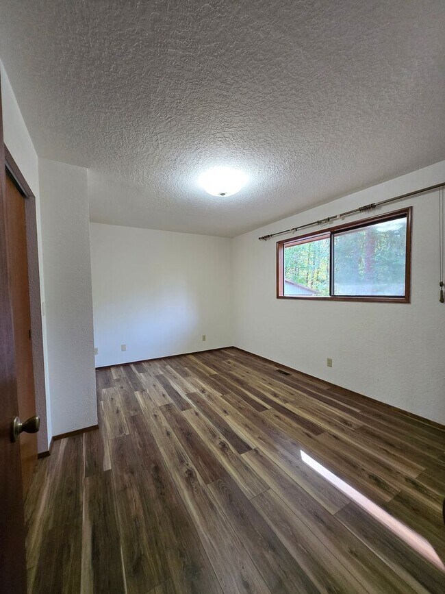 Building Photo - Riverfront Property 3 Bedroom 2 Bath in To...