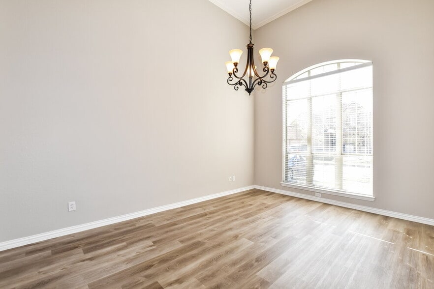 Building Photo - 2813 Independence Dr