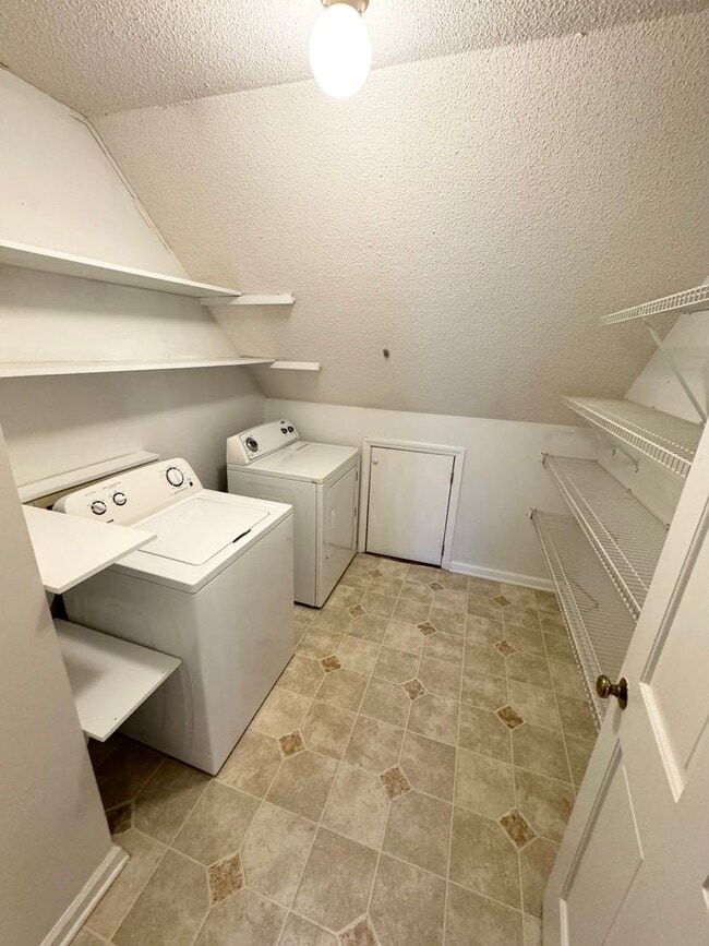 Building Photo - 3 BR 2 Bath Townhome