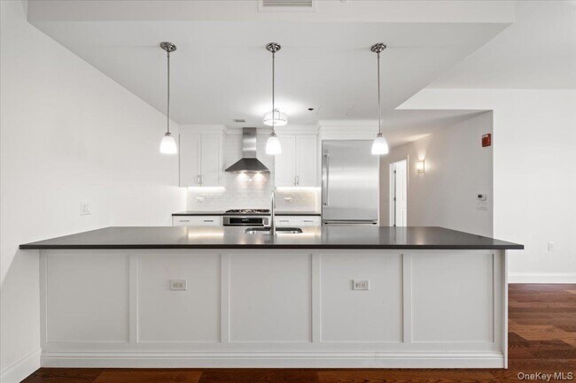 Building Photo - 10 Byron Pl