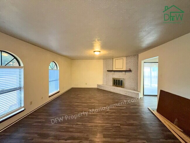 Building Photo - 3-Bedroom Home with Fireplace, Covered Patio & Large Fenced Backyard