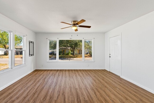 Building Photo - 5 bedroom 3 bath house