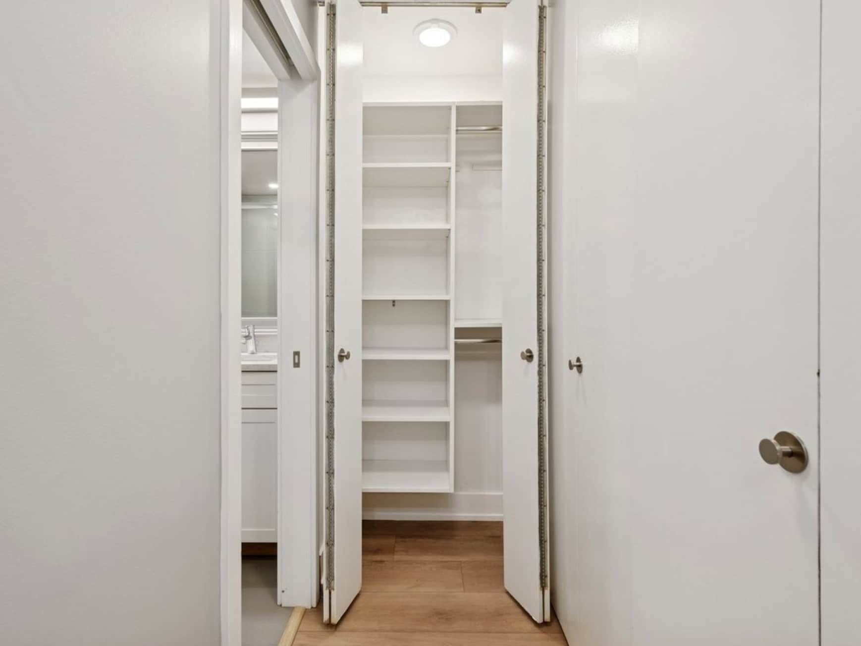 CLOSET - 2020 N Lincoln Park W