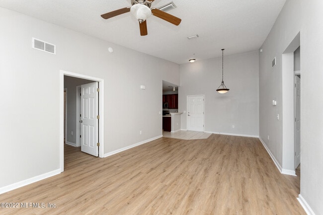 Building Photo - 8226 Green Parrot Rd