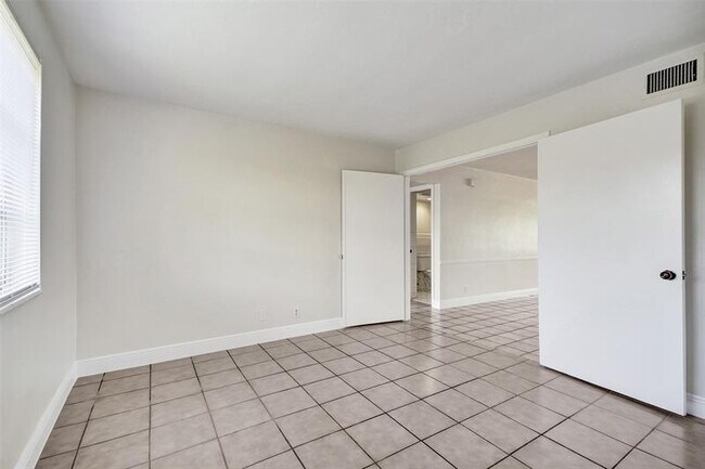 Building Photo - 2175 NE 56th St