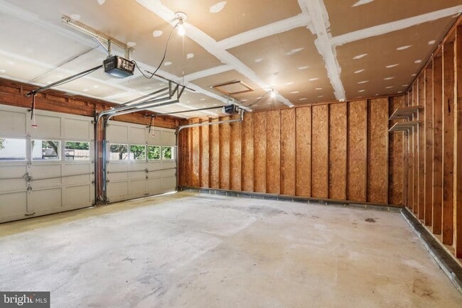 Building Photo - 5 Saddle Dr