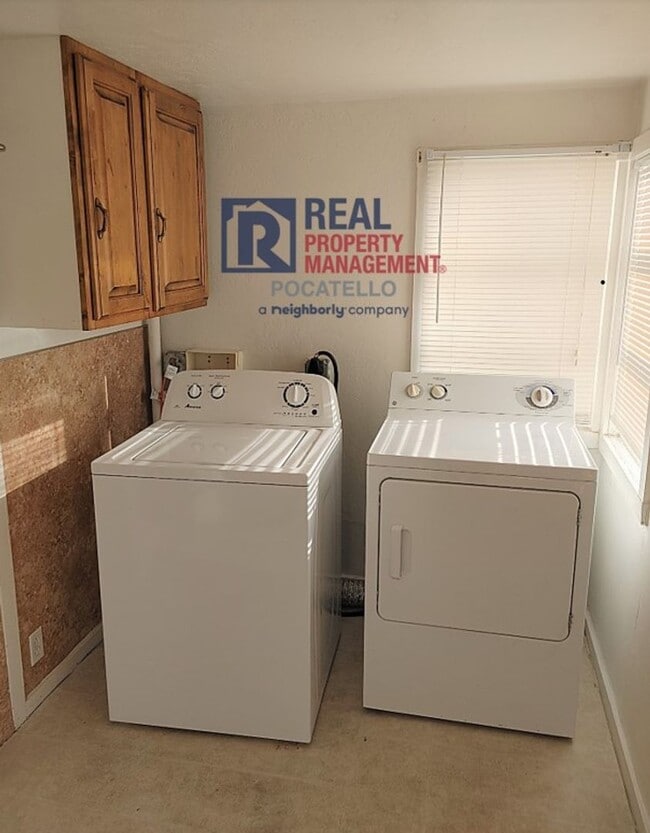 Building Photo - 517-519 E Cedar St