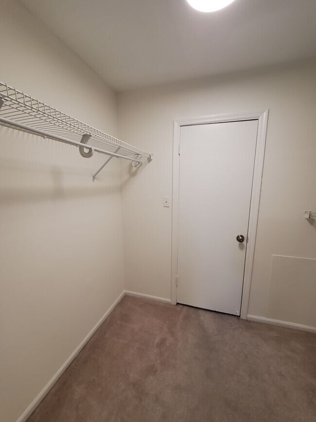 Building Photo - OPEN HOUSE This Sunday 12/07/25 @ 3:30PM until 4:00PM Charming 1-Bedroom Condo in Prime Sandy Spr...